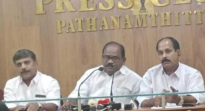 ജില്ലാ കോണ്ഗ്രസ് കമ്മിറ്റി നടത്തിയ മാധ്യമ സമ്മേളനം സി.പി.എം ഗുണ്ടകളുടെ അഭയകേന്ദ്രവും നേതാക്കള് സംരക്ഷകരും ജില്ലാ കോണ്ഗ്രസ് കമ്മിറ്റി നടത്തിയ മാധ്യമ സമ്മേളനം സി.പി.എം ഗുണ്ടകളുടെ അഭയകേന്ദ്രവും നേതാക്കള് സംരക്ഷകരും