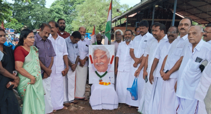 ഇന്ത്യൻ നാഷണൽ കോൺഗ്രസ് പന്തളം മണ്ഡലം കമ്മിറ്റിയുടെ നേതൃത്വത്തിൽ ഉമ്മൻചാണ്ടിയുടെ അനുസ്മരണ സമ്മേളനം നടത്തി ഇന്ത്യൻ നാഷണൽ കോൺഗ്രസ് പന്തളം മണ്ഡലം കമ്മിറ്റിയുടെ നേതൃത്വത്തിൽ ഉമ്മൻചാണ്ടിയുടെ അനുസ്മരണ സമ്മേളനം നടത്തി
