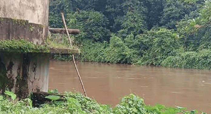 കടവുപുഴയിൽ വെള്ളം മലിനമാകുന്നു കടവുപുഴയിൽ വെള്ളം മലിനമാകുന്നു