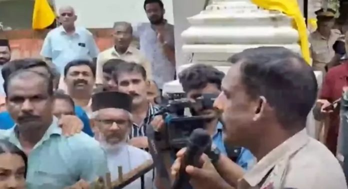 പള്ളിത്തർക്കത്തിൽ സുപ്രിം കോടതി വിധി നടപ്പാക്കാനാകാതെ പോലീസ് ; സാഹചര്യം കോടതിയെ അറിയിക്കും പള്ളിത്തർക്കത്തിൽ സുപ്രിം കോടതി വിധി നടപ്പാക്കാനാകാതെ പോലീസ് ; സാഹചര്യം കോടതിയെ അറിയിക്കും