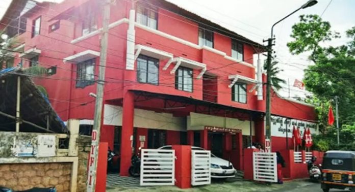 പാർട്ടിയുടെ ന്യൂനപക്ഷ സമീപനം കമ്മ്യൂണിസ്റ്റ് ശൈലിയിൽ അല്ലെന്ന് വിമർശനം ; സി.പി.എം തിരുവനന്തപുരം ജില്ലാ കമ്മിറ്റിയിൽ വാഗ്വാദം പാർട്ടിയുടെ ന്യൂനപക്ഷ സമീപനം കമ്മ്യൂണിസ്റ്റ് ശൈലിയിൽ അല്ലെന്ന് വിമർശനം ; സി.പി.എം തിരുവനന്തപുരം ജില്ലാ കമ്മിറ്റിയിൽ വാഗ്വാദം