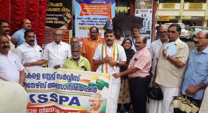 സംസ്ഥാന സർക്കാർ ജീവനക്കാരുടെ ന്യായമായ ആവശ്യങ്ങൾ പോലും അംഗീകരിക്കാത്തത് ക്രൂരമാണെന്ന് അഡ്വ. എ സുരേഷ് കുമാർ സംസ്ഥാന സർക്കാർ ജീവനക്കാരുടെ ന്യായമായ ആവശ്യങ്ങൾ പോലും അംഗീകരിക്കാത്തത് ക്രൂരമാണെന്ന് അഡ്വ. എ സുരേഷ് കുമാർ