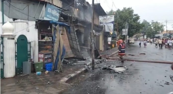 കോഴിക്കോട് ഗ്യാസ് സിലിണ്ടർ പൊട്ടിത്തെറിച്ച് ചായക്കടയ്ക്ക് തീപിടിച്ചു ; ഒരാൾക്ക് പരിക്ക് കോഴിക്കോട് ഗ്യാസ് സിലിണ്ടർ പൊട്ടിത്തെറിച്ച് ചായക്കടയ്ക്ക് തീപിടിച്ചു ; ഒരാൾക്ക് പരിക്ക്