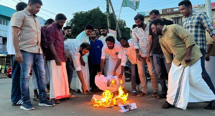 ബഡ്ജറ്റ് കത്തിച്ച് പ്രതിഷേധിച്ച് ദേശീയ അസംഘടിത തൊഴിലാളി കോൺഗ്രസ് ബഡ്ജറ്റ് കത്തിച്ച് പ്രതിഷേധിച്ച് ദേശീയ അസംഘടിത തൊഴിലാളി കോൺഗ്രസ്