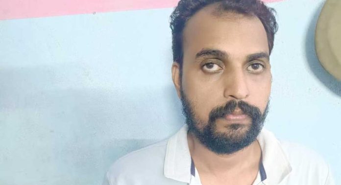അമേരിക്കയില് ജോലി വാഗ്ദാനം ചെയ്ത് പണം തട്ടി ; റാന്നി സ്വദേശി അറസ്റ്റിൽ അമേരിക്കയില് ജോലി വാഗ്ദാനം ചെയ്ത് പണം തട്ടി ; റാന്നി സ്വദേശി അറസ്റ്റിൽ