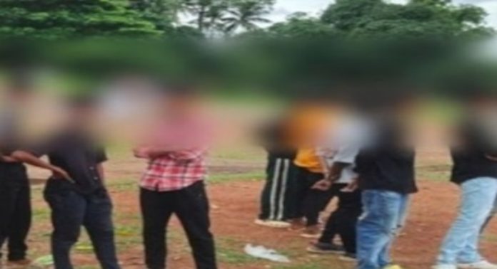 വീണ്ടും ആവേശം മോഡലിൽ ഗുണ്ടയുടെ ജന്മദിനാഘോഷം ; പ്രായപൂർത്തിയാകാത്തവരടക്കം 32 പേർ പിടിയിൽ വീണ്ടും ആവേശം മോഡലിൽ ഗുണ്ടയുടെ ജന്മദിനാഘോഷം ; പ്രായപൂർത്തിയാകാത്തവരടക്കം 32 പേർ പിടിയിൽ
