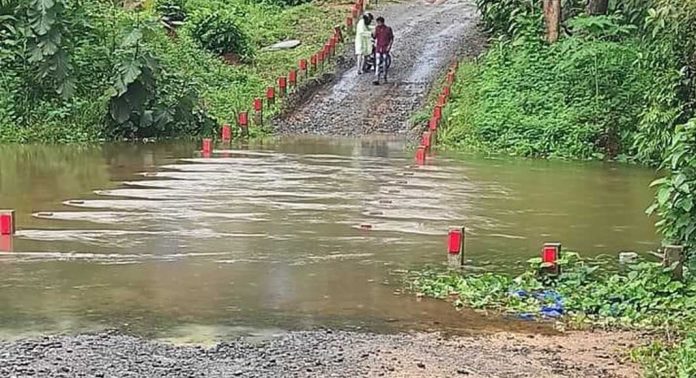 മഴ ശക്തി പ്രാപിച്ചതോടെ പുതമണ് താത്കാലിക പാലത്തില് വീണ്ടും വെള്ളം കയറി മഴ ശക്തി പ്രാപിച്ചതോടെ പുതമണ് താത്കാലിക പാലത്തില് വീണ്ടും വെള്ളം കയറി