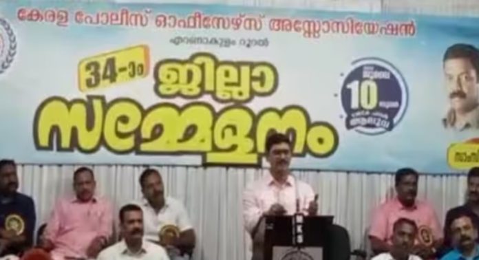 പോലീസുകാർ ഓൺലൈൻ ചൂതാട്ടങ്ങളിൽപ്പെട്ട് ജീവിതം കളയുന്നത് ഗൗരവത്തോടെ കാണണമെന്ന് എറണാകുളം റേഞ്ച് ഡി.ഐ.ജി പോലീസുകാർ ഓൺലൈൻ ചൂതാട്ടങ്ങളിൽപ്പെട്ട് ജീവിതം കളയുന്നത് ഗൗരവത്തോടെ കാണണമെന്ന് എറണാകുളം റേഞ്ച് ഡി.ഐ.ജി