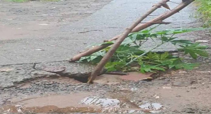 എരുമേലി പാലം അപകടാവസ്ഥയിൽ : അധികൃതർ ഇടപെട്ട് നടപടി സ്വീകരിക്കണമെന്ന് നാട്ടുകാർ എരുമേലി പാലം അപകടാവസ്ഥയിൽ : അധികൃതർ ഇടപെട്ട് നടപടി സ്വീകരിക്കണമെന്ന് നാട്ടുകാർ