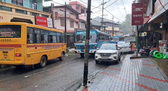 അലക്ഷ്യമായ പാർക്കിംഗ് ; അത്തിക്കയം ടൗണിൽ ദിവസവും ഗതാഗതക്കുരുക്ക് അലക്ഷ്യമായ പാർക്കിംഗ് ; അത്തിക്കയം ടൗണിൽ ദിവസവും ഗതാഗതക്കുരുക്ക്