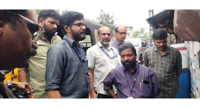 ഇടുക്കി ജില്ലയിലെ വ്യാപാര സ്ഥാപനങ്ങളിൽ പരിശോധന ഇടുക്കി ജില്ലയിലെ വ്യാപാര സ്ഥാപനങ്ങളിൽ പരിശോധന