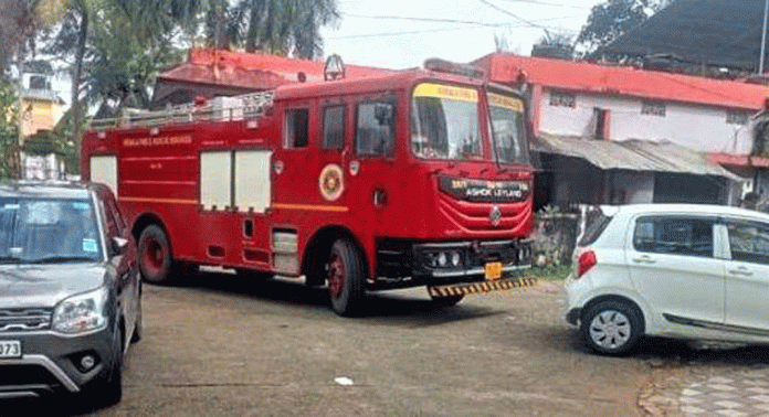റാന്നി ടൗണിലെ കെട്ടിടത്തിൽ നിന്ന് മിനി സിവിൽ സ്റ്റേഷനിലേക്ക് ; എന്നിട്ടും ഇടുങ്ങിയ വഴിയില് പെട്ട് അഗ്നി രക്ഷാസേന റാന്നി ടൗണിലെ കെട്ടിടത്തിൽ നിന്ന് മിനി സിവിൽ സ്റ്റേഷനിലേക്ക് ; എന്നിട്ടും ഇടുങ്ങിയ വഴിയില് പെട്ട് അഗ്നി രക്ഷാസേന