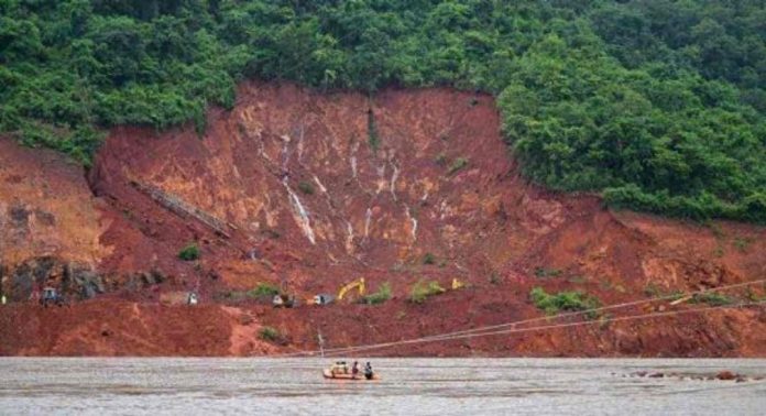 ഗംഗാവലി പുഴയുടെ ഒഴുക്ക് കുറക്കാൻ സാധ്യത പരിശോധിച്ച് നാവികസേനയും ; ട്രക്കിന്റെ സ്ഥാനം കണ്ടെത്താൻ ഐബോഡ് പരിശോധന ഗംഗാവലി പുഴയുടെ ഒഴുക്ക് കുറക്കാൻ സാധ്യത പരിശോധിച്ച് നാവികസേനയും ; ട്രക്കിന്റെ സ്ഥാനം കണ്ടെത്താൻ ഐബോഡ് പരിശോധന