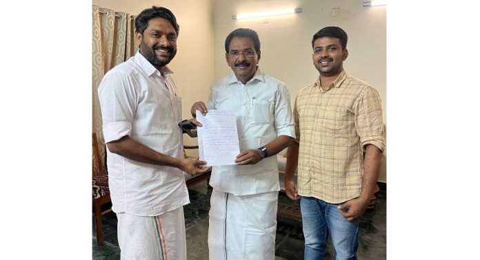 നാറാണംമൂഴി പഞ്ചായത്ത് പരിധിയിലെ മൊബൈൽ നെറ്റ് വർക്ക് കവറേജ് പ്രശ്നങ്ങൾക്ക് അടിയന്തിര ഇടപെടൽ ആവശ്യപ്പെട്ട് യൂത്ത് കോൺഗ്രസ് എം പി ക്ക് നിവേദനം നൽകി നാറാണംമൂഴി പഞ്ചായത്ത് പരിധിയിലെ മൊബൈൽ നെറ്റ് വർക്ക് കവറേജ് പ്രശ്നങ്ങൾക്ക് അടിയന്തിര ഇടപെടൽ ആവശ്യപ്പെട്ട് യൂത്ത് കോൺഗ്രസ് എം പി ക്ക് നിവേദനം നൽകി