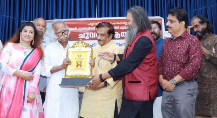 ഡോ. ജിതേഷ്ജിയ്ക്ക് സാഹിത്യ രത്ന പുരസ്കാരം സമ്മാനിച്ചു ഡോ. ജിതേഷ്ജിയ്ക്ക് സാഹിത്യ രത്ന പുരസ്കാരം സമ്മാനിച്ചു