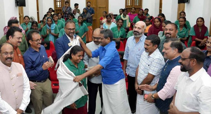 ഹരിത കർമ്മ സേനാംഗങ്ങളുടെ പ്രവർത്തനം നാടിന് ഏറെ മുതൽക്കൂട്ടാണെന്ന് നഗരസഭാ ചെയർമാൻ അഡ്വ. സക്കീർ ഹുസൈൻ ഹരിത കർമ്മ സേനാംഗങ്ങളുടെ പ്രവർത്തനം നാടിന് ഏറെ മുതൽക്കൂട്ടാണെന്ന് നഗരസഭാ ചെയർമാൻ അഡ്വ. സക്കീർ ഹുസൈൻ