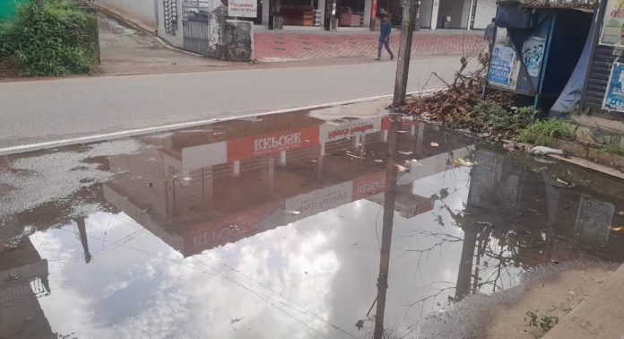 കോന്നി ആനക്കൂട് റോഡിൽ പൊതുജനങ്ങൾക്ക് ബുദ്ധിമുട്ട് സൃഷ്ടിച്ച് വെള്ളകെട്ട് കോന്നി ആനക്കൂട് റോഡിൽ പൊതുജനങ്ങൾക്ക് ബുദ്ധിമുട്ട് സൃഷ്ടിച്ച് വെള്ളകെട്ട്