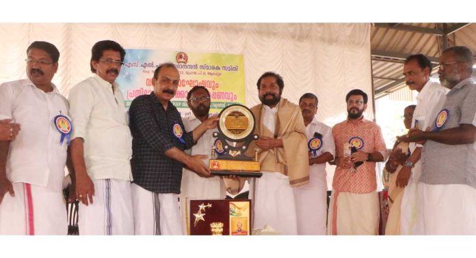 എസ് എൽ പുരം അവാർഡ് ഫോർ മികച്ച പൊതുപ്രവർത്തകൻ അവാർഡ് ഹൈകോടതി ജഡ്ജ് എൻ നാഗരീഷിൽ നിന്നും മുൻ എംഎൽഎ രാജു എബ്രഹാം ഏറ്റുവാങ്ങി എസ് എൽ പുരം അവാർഡ് ഫോർ മികച്ച പൊതുപ്രവർത്തകൻ അവാർഡ് ഹൈകോടതി ജഡ്ജ് എൻ നാഗരീഷിൽ നിന്നും മുൻ എംഎൽഎ രാജു എബ്രഹാം ഏറ്റുവാങ്ങി