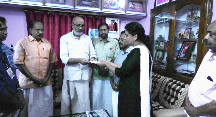 കുവൈറ്റ് തീപിടുത്തം : സിബിന് ടി എബ്രഹാമിന്റെ കുടുംബത്തിന് ധനസഹായം കൈമാറി കുവൈറ്റ് തീപിടുത്തം : സിബിന് ടി എബ്രഹാമിന്റെ കുടുംബത്തിന് ധനസഹായം കൈമാറി
