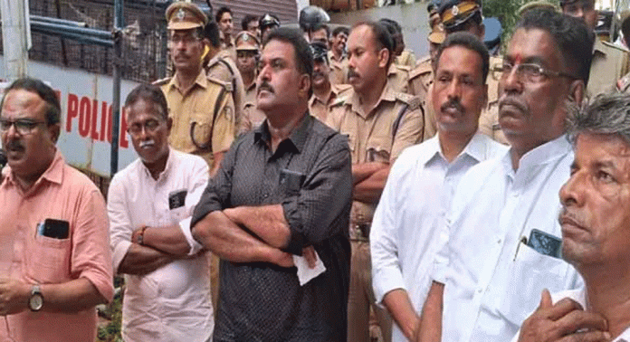 രാമായണ നിന്ദ നടത്തിയതില് ഹിന്ദു ഐക്യവേദി ജില്ലാ സമിതി പ്രതിഷേധിച്ചു രാമായണ നിന്ദ നടത്തിയതില് ഹിന്ദു ഐക്യവേദി ജില്ലാ സമിതി പ്രതിഷേധിച്ചു