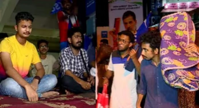 ഹോസ്റ്റലിലില്ല, എവിടെ കിടക്കും ; കുസാറ്റിൽ സ്റ്റുഡന്റ് സെന്ററിന് മുന്നിൽ കിടക്ക വിരിച്ച് ഉറങ്ങി കെഎസ്യു സമരം ഹോസ്റ്റലിലില്ല, എവിടെ കിടക്കും ; കുസാറ്റിൽ സ്റ്റുഡന്റ് സെന്ററിന് മുന്നിൽ കിടക്ക വിരിച്ച് ഉറങ്ങി കെഎസ്യു സമരം