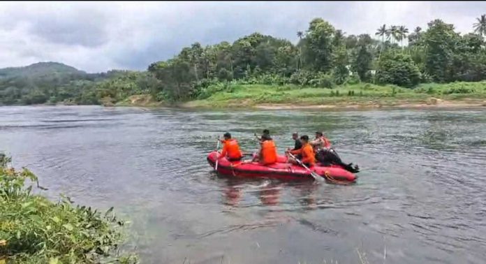 വയോധികൻ പുഴയിൽ വീണെന്ന സംശയത്തില് തിരച്ചിൽ നടത്തി പെരുനാട് പോലീസും അഗ്നിശമന സേനയും വയോധികൻ പുഴയിൽ വീണെന്ന സംശയത്തില് തിരച്ചിൽ നടത്തി പെരുനാട് പോലീസും അഗ്നിശമന സേനയും