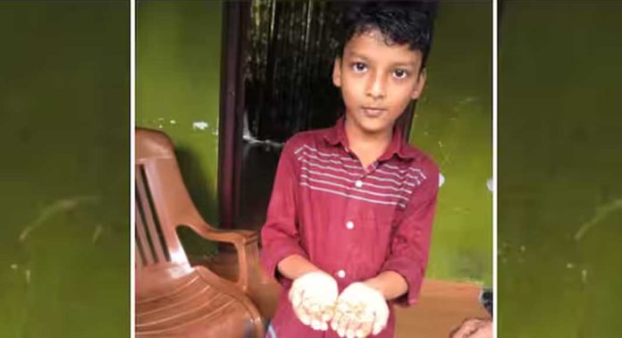 സ്കൂളിലേക്ക് പോകുമ്പോൾ റോഡിൽ നിന്ന് കിട്ടിയ സ്വർണ്ണച്ചെയിൻ ഉടമസ്ഥയ്ക്ക് കൈമാറി രണ്ടാം ക്ലാസുകാരൻ മാതൃകയായി സ്കൂളിലേക്ക് പോകുമ്പോൾ റോഡിൽ നിന്ന് കിട്ടിയ സ്വർണ്ണച്ചെയിൻ ഉടമസ്ഥയ്ക്ക് കൈമാറി രണ്ടാം ക്ലാസുകാരൻ മാതൃകയായി