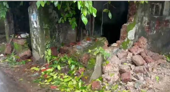 കോഴിക്കോട് ലോറി മതിലിൽ ഇടിച്ചു ; മതിൽ തകർന്ന് വീണു, 5 വിദ്യാർത്ഥികൾക്ക് പരിക്ക് കോഴിക്കോട് ലോറി മതിലിൽ ഇടിച്ചു ; മതിൽ തകർന്ന് വീണു, 5 വിദ്യാർത്ഥികൾക്ക് പരിക്ക്