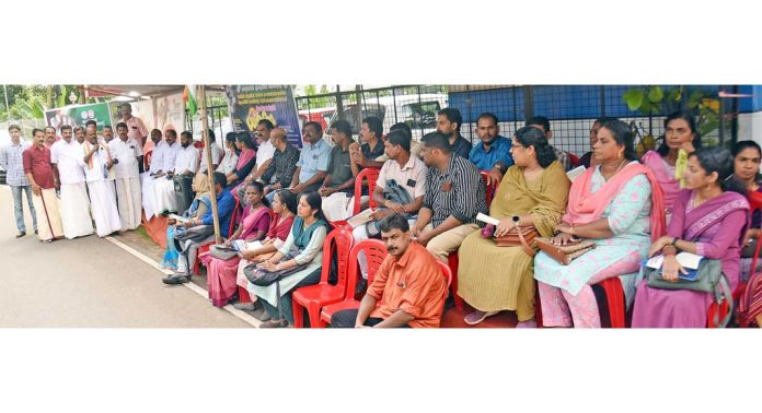 കേരള ബാങ്ക് എംപ്ലോയീസ് കോൺഗ്രസ് കൂട്ട ധർണ്ണ സംഘടിപ്പിച്ചു കേരള ബാങ്ക് എംപ്ലോയീസ് കോൺഗ്രസ് കൂട്ട ധർണ്ണ സംഘടിപ്പിച്ചു