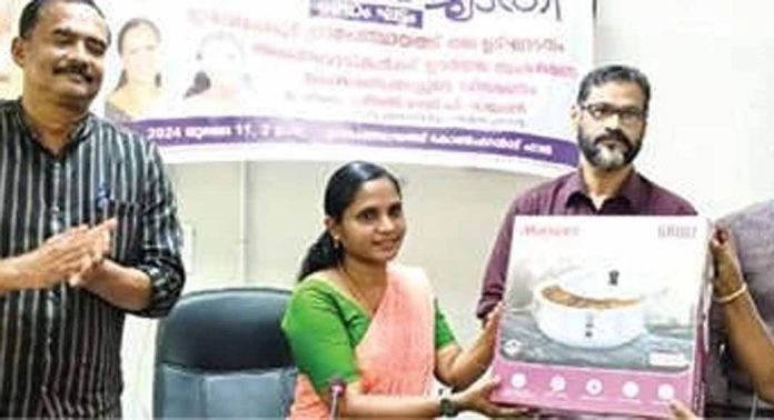 ഇരവിപേരൂർ പഞ്ചായത്തിൽ സീറോ കാർബൺ കേരള ജനങ്ങളിലൂടെ പദ്ധതിയുടെ രണ്ടാംഘട്ടം തുടങ്ങി ഇരവിപേരൂർ പഞ്ചായത്തിൽ സീറോ കാർബൺ കേരള ജനങ്ങളിലൂടെ പദ്ധതിയുടെ രണ്ടാംഘട്ടം തുടങ്ങി