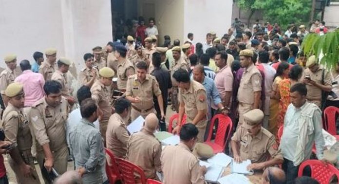 ഹാഥ്റസ് ദുരന്തം ; ഒടുവിൽ മുഖ്യപ്രതി കീഴടങ്ങി, കസ്റ്റഡിയിലെടുത്ത് യു.പി പോലീസ് ഹാഥ്റസ് ദുരന്തം ; ഒടുവിൽ മുഖ്യപ്രതി കീഴടങ്ങി, കസ്റ്റഡിയിലെടുത്ത് യു.പി പോലീസ്