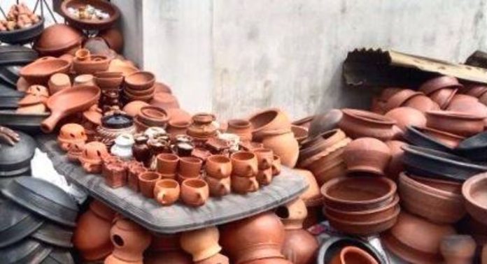 മൺപാത്ര നിർമ്മാണ മേഖലയിൽ പ്രതിസന്ധി ; വിൽപ്പന കുത്തനെ കുറയുന്നു മൺപാത്ര നിർമ്മാണ മേഖലയിൽ പ്രതിസന്ധി ; വിൽപ്പന കുത്തനെ കുറയുന്നു