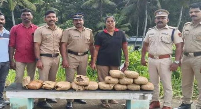 പാറശ്ശാലയിൽ തീവണ്ടിയുടെ ശുചിമുറിയിലെ രഹസ്യ അറയില്നിന്ന് കഞ്ചാവ് റെയില്വേ പോലീസ് പിടികൂടി പാറശ്ശാലയിൽ തീവണ്ടിയുടെ ശുചിമുറിയിലെ രഹസ്യ അറയില്നിന്ന് കഞ്ചാവ് റെയില്വേ പോലീസ് പിടികൂടി