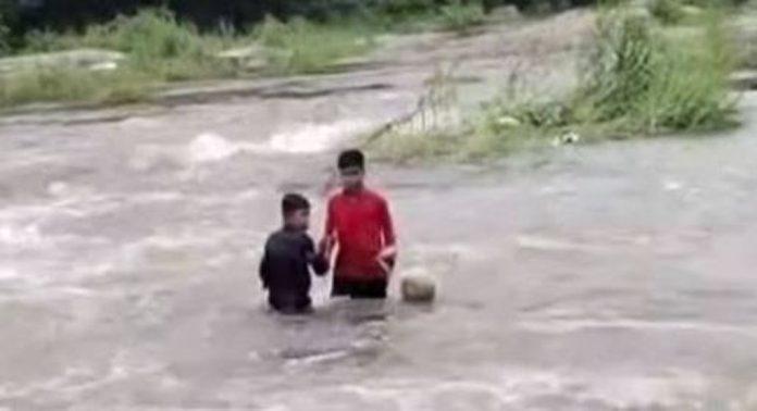 ചിറ്റൂർ പുഴയിൽ കുടുങ്ങിയ കുട്ടികളെ രക്ഷപെടുത്തി ചിറ്റൂർ പുഴയിൽ കുടുങ്ങിയ കുട്ടികളെ രക്ഷപെടുത്തി