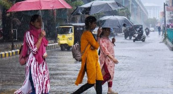സംസ്ഥാനത്ത് ഇന്നും അതിശക്തമായ മഴയ്ക്ക് സാധ്യത ; മുന്നറിയിപ്പ് നൽകി അധികൃതർ സംസ്ഥാനത്ത് ഇന്നും അതിശക്തമായ മഴയ്ക്ക് സാധ്യത ; മുന്നറിയിപ്പ് നൽകി അധികൃതർ