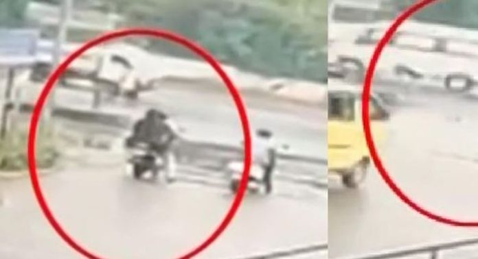 സിഗ്നൽ തെറ്റിച്ചെത്തിയ ട്രാവലർ ഇടിച്ച് അപകടം ; ബൈക്ക് യാത്രികൻ മരിച്ചു, ഭാര്യ ഗുരുതരാവസ്ഥയിൽ സിഗ്നൽ തെറ്റിച്ചെത്തിയ ട്രാവലർ ഇടിച്ച് അപകടം ; ബൈക്ക് യാത്രികൻ മരിച്ചു, ഭാര്യ ഗുരുതരാവസ്ഥയിൽ