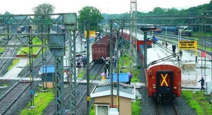 മണ്ണിടിച്ചിൽ ; ഷൊർണ്ണൂർ- പാലക്കാട് റൂട്ടിൽ ട്രെയിൻ ഗതാഗതം വീണ്ടും പുനഃസ്ഥാപിച്ചു മണ്ണിടിച്ചിൽ ; ഷൊർണ്ണൂർ- പാലക്കാട് റൂട്ടിൽ ട്രെയിൻ ഗതാഗതം വീണ്ടും പുനഃസ്ഥാപിച്ചു