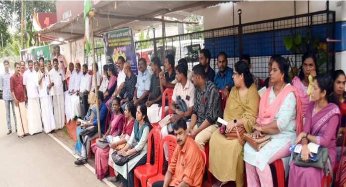 വാഗ്ദാനങ്ങൾ ലംഘിച്ചു ; കേരള ബാങ്ക് എംപ്ലോയീസ് കോൺഗ്രസ് കൂട്ട ധർണ്ണ സംഘടിപ്പിച്ചു വാഗ്ദാനങ്ങൾ ലംഘിച്ചു ; കേരള ബാങ്ക് എംപ്ലോയീസ് കോൺഗ്രസ് കൂട്ട ധർണ്ണ സംഘടിപ്പിച്ചു