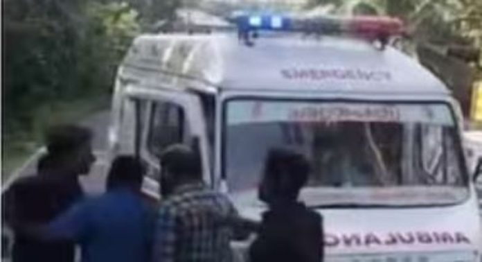 രോഗിയുമായി പോയ ആംബുലൻസുമായി യുവാക്കൾ വെല്ലുവിളി നടത്തിയ സംഭവം; ആംബുലൻസ് ഡ്രൈവർക്കെതിരെയും കേസെടുത്തു രോഗിയുമായി പോയ ആംബുലൻസുമായി യുവാക്കൾ വെല്ലുവിളി നടത്തിയ സംഭവം; ആംബുലൻസ് ഡ്രൈവർക്കെതിരെയും കേസെടുത്തു