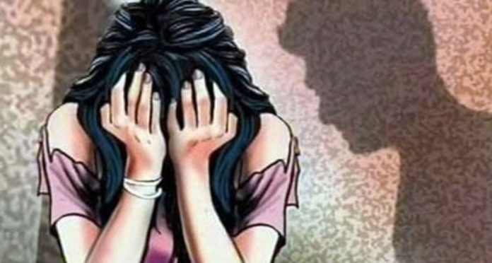 വിദ്യാർത്ഥിനിക്ക് മദ്യം നൽകി പീഡിപ്പിച്ചു ; ദമ്പതികൾ അറസ്റ്റിൽ വിദ്യാർത്ഥിനിക്ക് മദ്യം നൽകി പീഡിപ്പിച്ചു ; ദമ്പതികൾ അറസ്റ്റിൽ