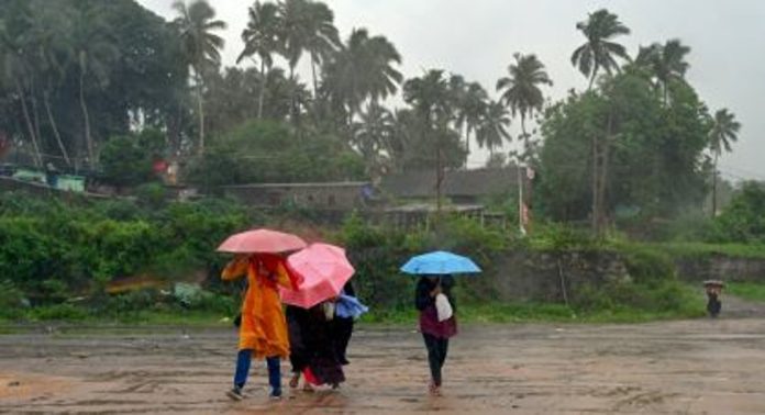 സംസ്ഥനത്ത് ഓഗസ്റ്റ് മൂന്നുവരെ ശക്തമായ മഴ തുടരുമെന്ന് റിപ്പോർട്ടുകൾ സംസ്ഥനത്ത് ഓഗസ്റ്റ് മൂന്നുവരെ ശക്തമായ മഴ തുടരുമെന്ന് റിപ്പോർട്ടുകൾ