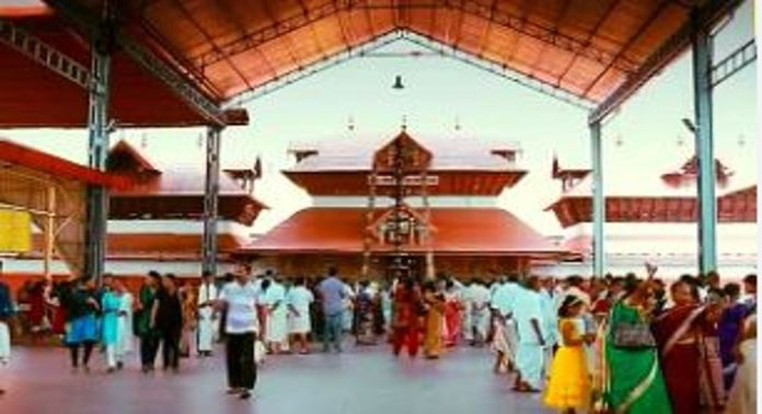 ഗുരുവായൂര് ക്ഷേത്രത്തിൽ മരച്ചില്ല ഒടിഞ്ഞ് വീണ് അപകടം ; യുവതിക്ക് പരിക്ക് ഗുരുവായൂര് ക്ഷേത്രത്തിൽ മരച്ചില്ല ഒടിഞ്ഞ് വീണ് അപകടം ; യുവതിക്ക് പരിക്ക്
