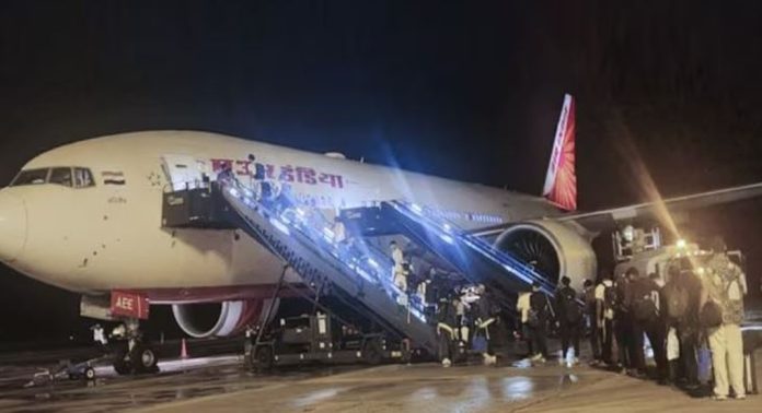 ടി-20 ലോകകപ്പുമായി ഇന്ത്യന് ടീം ഡൽഹിയിലെത്തി ടി-20 ലോകകപ്പുമായി ഇന്ത്യന് ടീം ഡൽഹിയിലെത്തി
