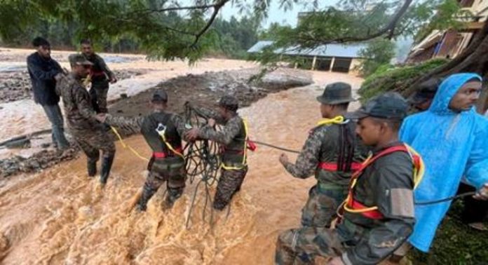 ദുരന്തമായി എത്തിയ മഴ ; വയനാട്ടിൽ കഴിഞ്ഞ 24 മണിക്കൂറിനിടെ പെയ്തത് 300 മില്ലിമീറ്ററിലധികം മഴ, കണക്കുകൾ പുറത്ത് ദുരന്തമായി എത്തിയ മഴ ; വയനാട്ടിൽ കഴിഞ്ഞ 24 മണിക്കൂറിനിടെ പെയ്തത് 300 മില്ലിമീറ്ററിലധികം മഴ, കണക്കുകൾ പുറത്ത്