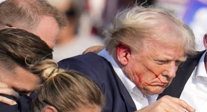 തിരഞ്ഞെടുപ്പ് റാലിക്കിടെയുണ്ടായ ആക്രമണം ; ട്രംപ് സുരക്ഷിതന്, അക്രമി ഉള്പ്പെടെ രണ്ടുപേര് മരിച്ചതായി റിപ്പോര്ട്ട് തിരഞ്ഞെടുപ്പ് റാലിക്കിടെയുണ്ടായ ആക്രമണം ; ട്രംപ് സുരക്ഷിതന്, അക്രമി ഉള്പ്പെടെ രണ്ടുപേര് മരിച്ചതായി റിപ്പോര്ട്ട്
