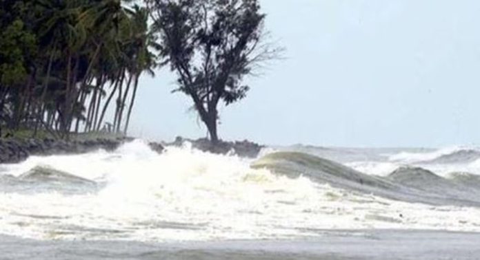 വടകരയിൽ മീൻപിടിക്കുന്നതിനിടെ മലപ്പുറം സ്വദേശിയെ കടലിൽ കാണാതായി ; തിരച്ചിൽ തുടരുന്നു വടകരയിൽ മീൻപിടിക്കുന്നതിനിടെ മലപ്പുറം സ്വദേശിയെ കടലിൽ കാണാതായി ; തിരച്ചിൽ തുടരുന്നു
