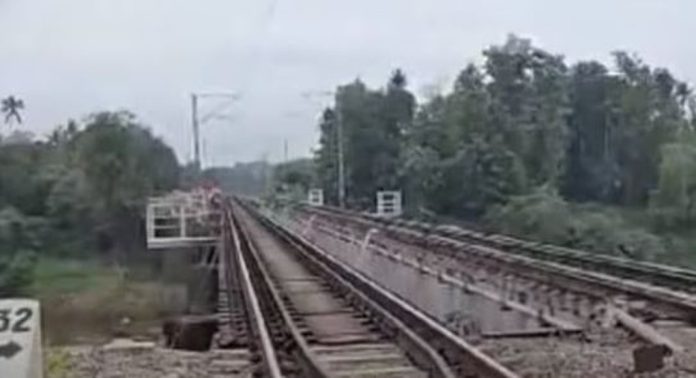 തൃശ്ശൂരിൽ ട്രെയിന് വരുന്നതുകണ്ട് പാലത്തില്നിന്ന് പുഴയില് ചാടി ; നാലുപേര്ക്കായി തിരച്ചില് പുരോഗമിക്കുന്നു തൃശ്ശൂരിൽ ട്രെയിന് വരുന്നതുകണ്ട് പാലത്തില്നിന്ന് പുഴയില് ചാടി ; നാലുപേര്ക്കായി തിരച്ചില് പുരോഗമിക്കുന്നു