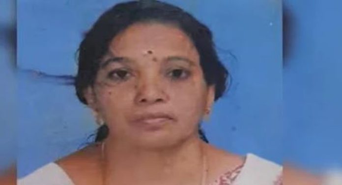 സ്കൂട്ടർ ടിപ്പറിൽ കുരുങ്ങി റോഡിൽ വീണ് വീട്ടമ്മ മരിച്ചു സ്കൂട്ടർ ടിപ്പറിൽ കുരുങ്ങി റോഡിൽ വീണ് വീട്ടമ്മ മരിച്ചു