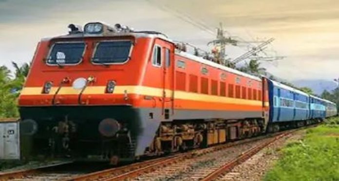 മുന്നറിയിപ്പില്ലാതെ ട്രെയിൻ സമയം മാറ്റി ; വലഞ്ഞ് യാത്രക്കാർ മുന്നറിയിപ്പില്ലാതെ ട്രെയിൻ സമയം മാറ്റി ; വലഞ്ഞ് യാത്രക്കാർ