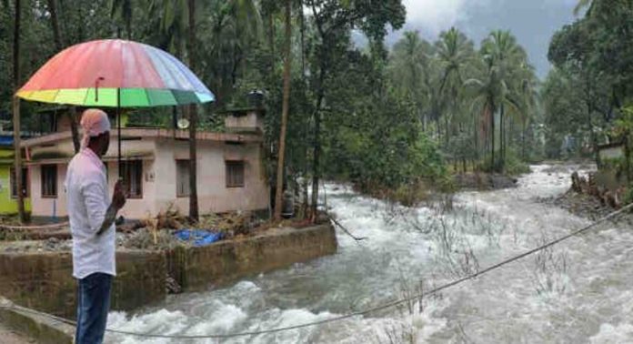 സംസ്ഥാനത്ത് മഴ കലി തുടരുന്നു ; കൽപ്പറ്റ ബൈപ്പാസിൽ മണ്ണിടിച്ചിൽ, തൃശൂരിൽ വെള്ളക്കെട്ട്, വ്യാപക നാശനഷ്ടം സംസ്ഥാനത്ത് മഴ കലി തുടരുന്നു ; കൽപ്പറ്റ ബൈപ്പാസിൽ മണ്ണിടിച്ചിൽ, തൃശൂരിൽ വെള്ളക്കെട്ട്, വ്യാപക നാശനഷ്ടം